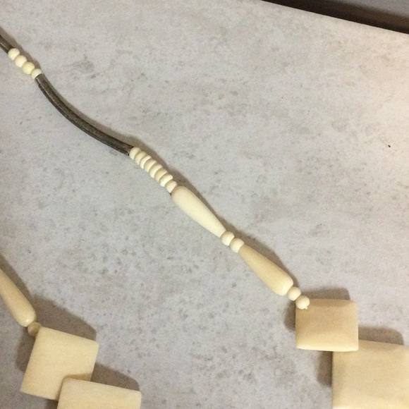 Square Ivory graduated bead necklace - Picture 7 of 10